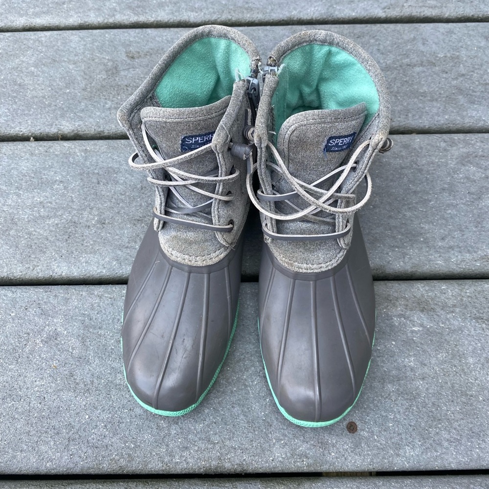 Girls sperry boots!! Size 4 girls.good Condition!